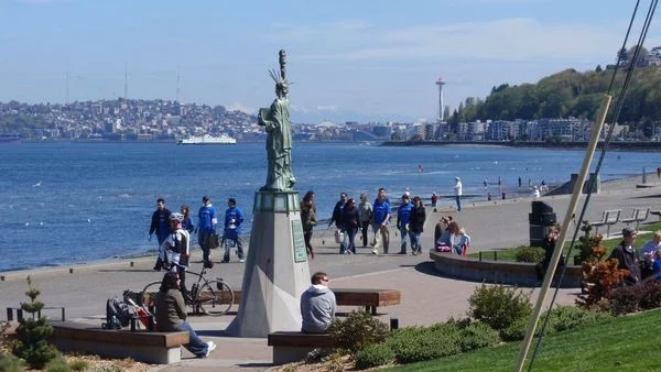  The Statue of Liberty, or Lady Liberty, is a replica of the  Statue of Liberty , installed at  Alki Beach Park , in  Seattle ,  Washington . It was installed in 1952 by the  Boy Scouts of America  and underwent a significant restoration in 2007 after repeated vandalism had damaged the sculpture. 