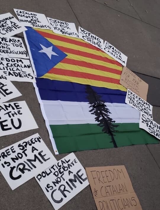  Cascadians together with Catalonians make a statement of solidarity for the liberation of Catalonian Political Prisoners in Seattle. 